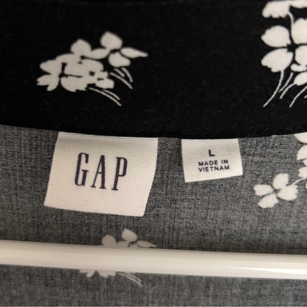 GAP V-Neck Top in Black Floral, Short Sleeves with Cuffed Sleeve, Large - Picture 6 of 7